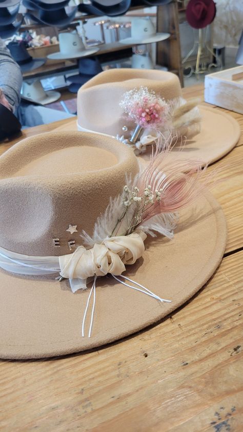 Custom Cow Girl Hats, Custom Cowboy Hat Bands, Cowgirl Hat With Flowers, Hat Bar Wedding, Cowgirl Hat Decoration, Decorate Cowgirl Hat, Decorated Fedora Hats, Cowgirl Hats Decorated, Hat Bar Display Ideas