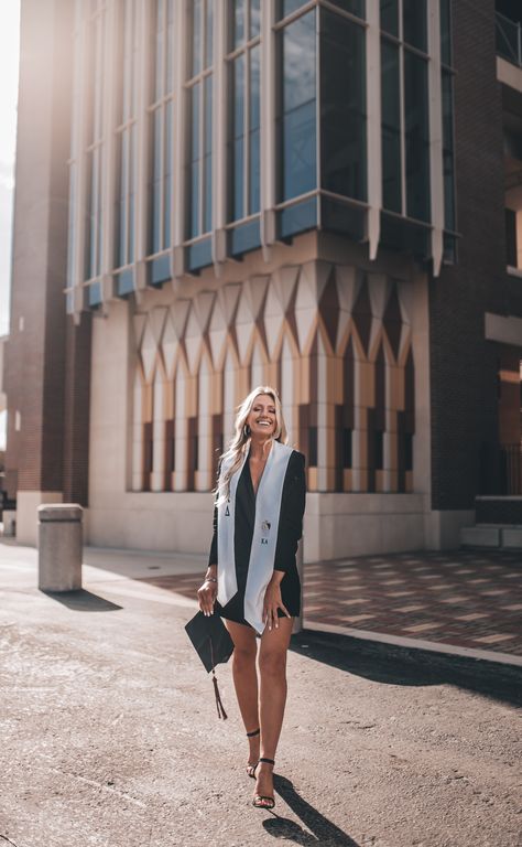 Graduation Photo Shoot Outfits, Graduation Photos For Women, Unique Nurse Graduation Photos, Uhcl Graduation Pictures, Graduation Outfit Pictures, Graduation Masters Pictures, Classy College Graduation Pictures, Cute College Graduation Pictures, Graduation College Photoshoot