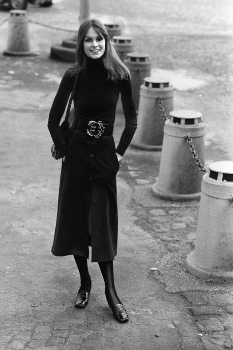 Vintage Winter Outfits, 70s Mode, Winter Mode Outfits, Jean Shrimpton, Anna Karina, Boho Mode, 60s 70s Fashion, Jeanne Damas, Skirt With Buttons