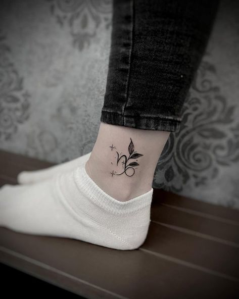 Tattoo Ideas Zodiac Signs Capricorn, Capricorn Arm Tattoos For Women, Capricorn Ankle Tattoo, Capricorn Tattoo Symbol, Capricorn Symbol Tattoo For Women, Capricorn Star Sign Tattoo, Tattoo Capricorn Ideas, Capicorn Tatoos Ideas For Women, Capricorn Sign Tattoo For Women