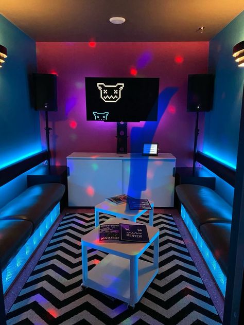 Small Karaoke Room Design, Family Karaoke Room Design, Ktv Bar Room Design, Gaming Lounge Interior Design, Karaoke Room Design Interiors, Bar Room Design, Karaoke Lounge, Gaming Cafe, Karaoke Bar