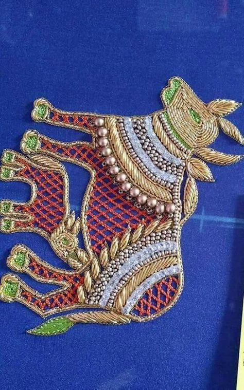 cover Patchwork, Tela, Couture, Work Blouse Hand Designs, Blouse Designs Aari Work, Work Blouse Designs, Peacock Embroidery Designs, Saree Work, Gold Work Embroidery