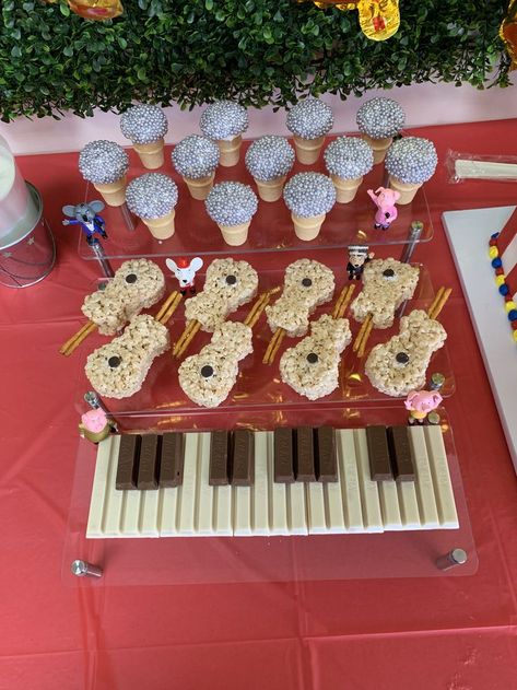 Rock N Roll Desserts, Award Show Birthday Party, Music Themed Charcuterie Board, Music Themed Food Ideas, Rock And Roll Themed Food, Guitar Themed Party, Rock N Roll Party Food, Studio Party Ideas, Music Themed Food