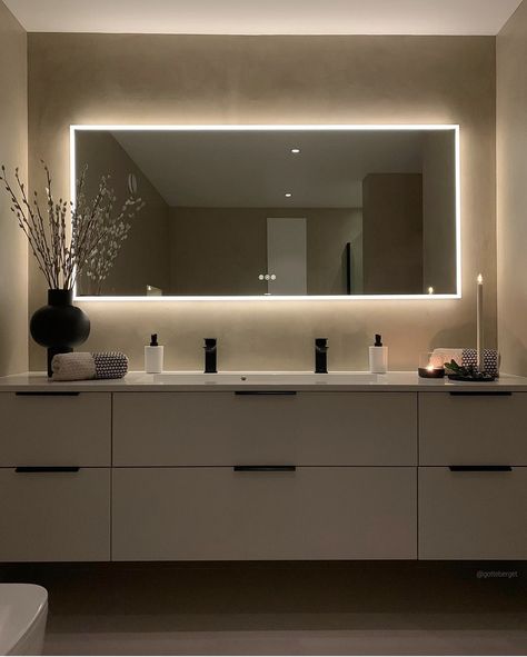 Bathroom Led Mirror Ideas, Aesthetic Bathroom Mirror, Restroom Mirror, Bathroom Mirror Lighting, تصميم دورة �مياه, Backlit Bathroom Mirror, Large Bathroom Mirrors, Bathroom Mirror Design, Bathroom Interior Design Modern