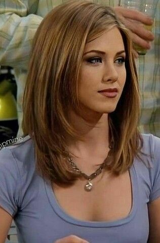 90s Haircuts Rachel Green, Midi Haircut Layers, Shoulder Length Hair Jennifer Aniston, Medium Length Haircut Jennifer Anniston, Jennifer Aniston 90s Makeup, Jennifer Aniston Hair 90s Short, Jennifer Anniston Hair Layers, Jennifer Aniston Medium Length Hair, Jennifer Anniston Hair Styles