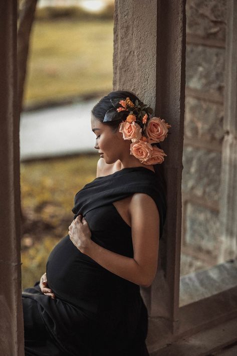 Castle Maternity Shoot, Artistic Maternity Photography, Pregnancy Inspiration, Maternity Photography Poses Couple, Couple Pregnancy Photoshoot, Maternity Photography Couples, Maternity Photoshoot Poses, Farm Photography, Maternity Inspiration