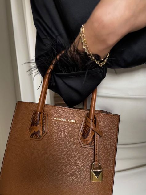 Tote Bag Outfit, Michael Kors Tote Bag, 28 December, Bag Outfit, Michael Kors Tote Bags, December 21, Ootd Outfit, Bags Designer Fashion, Michael Kors Jet Set