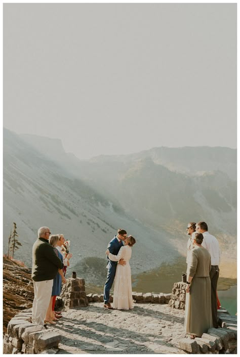 Elopement With Family Photography, Small Elopement Wedding Ceremony, Washington Micro Wedding, Small Elopement Ceremony, Small Wedding Mountains, Elopement Ceremony Photography, Family Elopement Wedding, Elopement Ideas With Family, Marriage Vibes