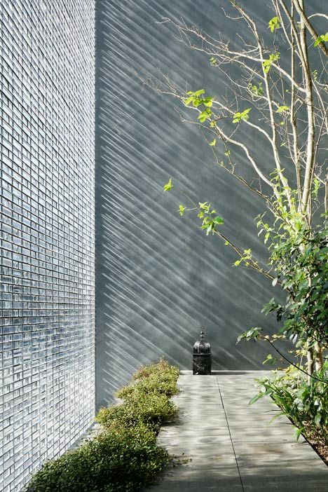 Japanese Architecture, Hiroshi Nakamura, Glass Blocks Wall, Detail Arsitektur, Desain Lanskap, Glass Brick, Brick Facade, Glass Blocks, Facade Design