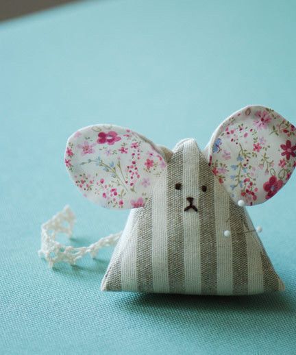 Mouse Pincushion Pincushion Tutorial, Christmas Orniments, Pin Cushions Patterns, Beginner Sewing, Costura Diy, Creation Couture, Sewing Blogs, Diy Couture, Easy Sewing Projects