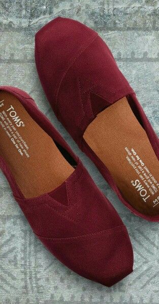 Toms vino Toms Shoes Women, Toms Shoes Outlet, Shorts Denim, Womens Shoes High Heels, Dress Shoes Womens, Shoes Outlet, Toms Shoes, Red Shoes, Shoe Style