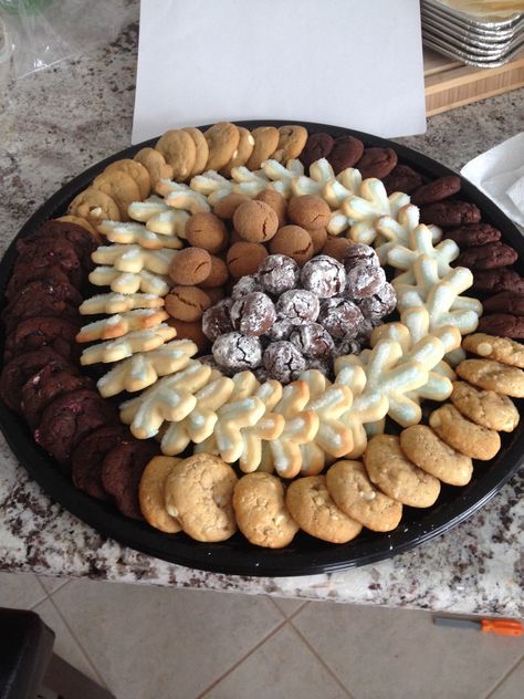 Cookie Platter Ideas Trays, Party Cookie Tray, Cookie Platters Display Ideas, Cookie Trays Presentation, Cookie Board Platter, Cookie Tray Display Ideas, Cookie Tray Ideas, Biscuit Platter, Christmas Cookie Platters