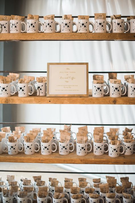 Cup Favors, Giveaways Ideas Wedding, Wedding Ideas Souvenir, Guest Souvenirs Wedding, Minimalist Wedding Souvenirs, Mug Favors, Mug Party Favors, Mug Favors Wedding, Coffee Mug Party Favors