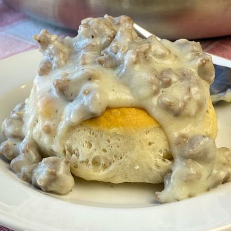 Bob Evans Sausage Gravy Classic Biscuits, Biscuit Gravy, Easy Biscuits And Gravy, Homemade Gravy For Biscuits, Homemade Sausage Gravy, Sausage Gravy And Biscuits, Biscuits And Gravy Casserole, Sausage Gravy Recipe, Country Gravy