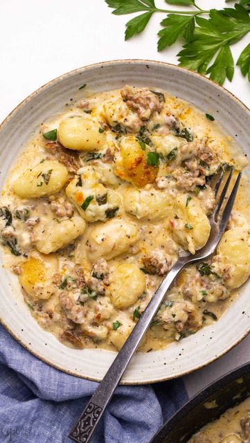 Ashley | Easy Family Meals on Instagram: "This One Pan Baked Gnocchi with Sausage and spinach is a hearty meal that’s easy to throw together 🙌 it’s easy to customize by throwing in your favourite veggies (which makes it a great clean out the fridge meal 🎉) Get the recipe at the link in my profile @thereciperebel 👈👈 https://www.thereciperebel.com/baked-gnocchi-with-sausage/ #gnocchi #gnocchirecipe #italiansausage #pastarecipe #pastarecipes #comfortfood #comfortfoodie #easydinner #dinnerrecipe Baked Gnocchi With Sausage, Healthy Food Shopping, Healthy Food Shopping List, Gnocchi With Sausage, Sausage Gnocchi, Best Healthy Foods, Sausage And Spinach, Sausage Recipes For Dinner, Teriyaki Chicken And Rice