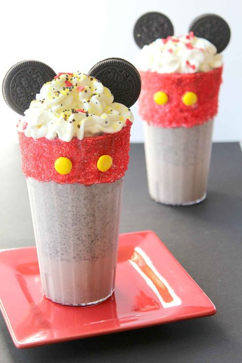 This Mickey Mouse Cookies and Cream Milkshake is so fun to make for anytime! If you have any Disney fans in your house, this is a must make recipe! Disney Ice Cream, Disney Snack Ideas, Milkshake Ideas, Disney Foods, Disney Themed Snacks, Kids Milkshake, Disney Dessert Recipes, Peanut Butter Coffee, Crazy Shakes