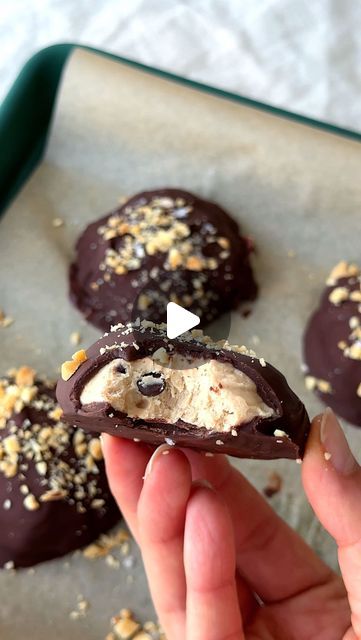 Samah Dada on Instagram: "follow @dadaeats for more healthy, easy desserts!   THE BEST NO-BAKE DESSERT! CHOCOLATE CHIP. PEANUT BUTTER. FROZEN YOGURT. BITES!  is this maybe the only way I can eat yogurt now? frozen and covered in chocolate?! probably…  on my no-bake game again… i made a version of these a few years ago and they’re SO good— the best no-bake dessert that is SO easy to make, with simple ingredients, and no ovens involved. It requires just a few ingredients you probably already have, is sweetened lightly with maple syrup, and fully enrobed in silky melted chocolate. these kind of remind me of Dibs but healthier and easier to make at home! By the way, they’re also also vegan, gluten-free, and refined sugar free. make them!! i hope you enjoy this recipe!!  ingredients 1 cup thick Simple Sweets To Make At Home, Making Sweets At Home, Peanut Butter Uses, Chocolate Covered Yogurt Bites, Yogurt Frozen Treats, Greek Yogurt Frozen Treats, No Bake Power Balls, Healthy Frozen Desserts, No Bake Healthy Snacks