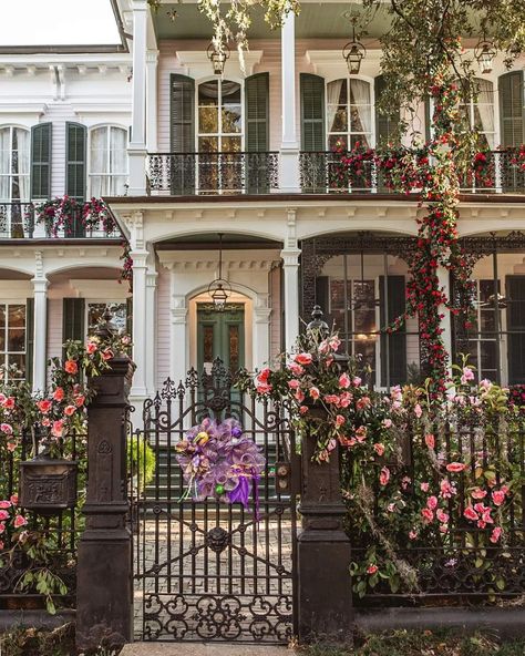 New Orleans Architecture Interior, New Orleans Historic Homes, Nola Interior Design, New Orleans House Aesthetic, New Orleans Home Aesthetic, Old New Orleans Aesthetic, New Orleans Houses Interior, New Orleans Homes Interior, New Orleans Home Exterior