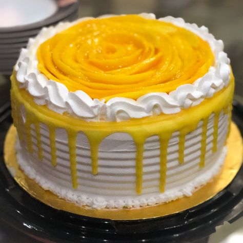 What else can be more appetising then a fresh mango cake with light and fluffy sponge layered in between with mango purée and mango chunks and finished with whipped cream and fresh mango !!!! Mango Upside Down Cake, Canteen Food, Cake Recipes Uk, Baking Therapy, Cakes Design, Mango Cake, Mango Chunks, Cake Bakery, Mango Flavor