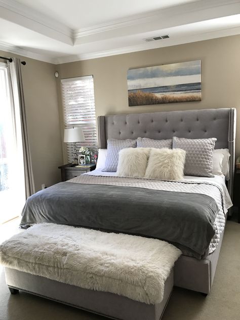 Apartment Bedroom Decor Grey, Gray Master Room, Women Bedroom Decor Ideas, Grey Room Theme, Bedroom With Gray Bedding, Mom Bedroom Ideas Decor, Gray Themed Bedroom, Bedding Fur, Gray And White Bedding