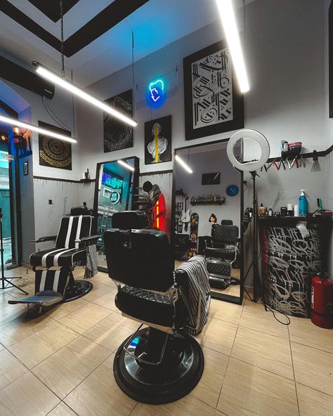 #barbershop #style #madquiff #caligrafia Barbershop Setup Ideas, Barber Suite Ideas, Barber Studio Ideas, Barbershop Aesthetic, Small Salon Designs, Barbershop Design Interior, Barbershop Ideas, Small Salon, Barber Shop Interior