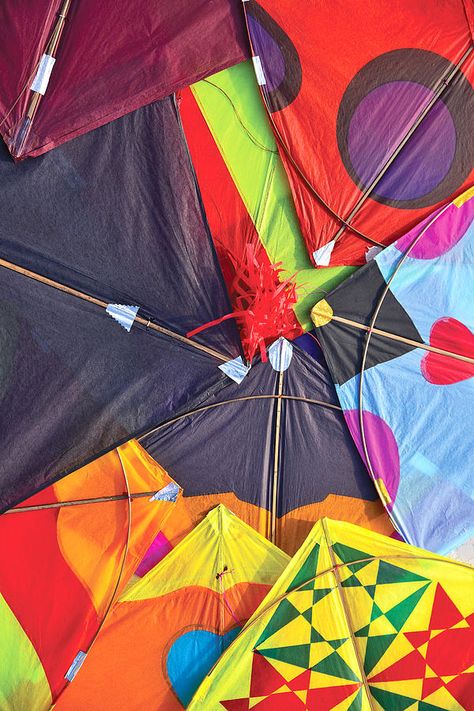 Kite Flying Aesthetic, Patang Kite Photography, Kite Festival Photography, विवाह की फोटोग्राफी की मुद्राएं, Flying Photography, Kite Shop, Colourful Background, English Essay, Kite Making