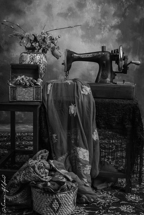 Sewing Aesthetic Photography Vintage, Sewing Machine Singer, Sewing Machine Astethic, Sewing Machine Aesthetic Photography, Vintage Sewing Machine Aesthetic, Sewing Aesthetic Dark, Vintage Seamstress Aesthetic, Tailor Aesthetic Vintage, Vintage Sewing Aesthetic