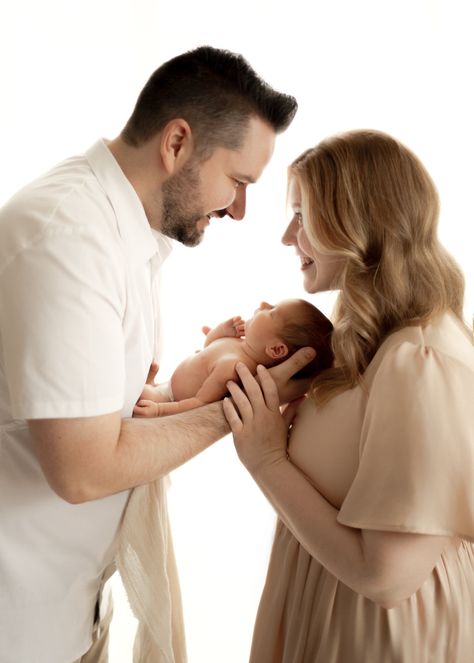 Backlit Newborn and Parent Photo Newborn Photography Lighting Setup, Skin To Skin Newborn Photos, Newborn Wrapped Photography, Backlit Newborn Photography, Lifestyle Newborn Photography At Home Natural Light, Photography Mobile, Newborn Photography Poses, Joy Photography, Back Light