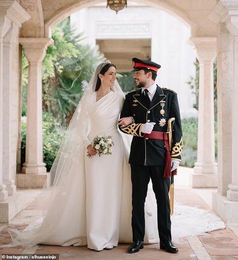 Princess Rajwa, Noble People, Elie Saab Gowns, Prince Wedding, Jordan Royal Family, Makeup Images, Beautiful Portraits, Princess Photo, Queen Rania