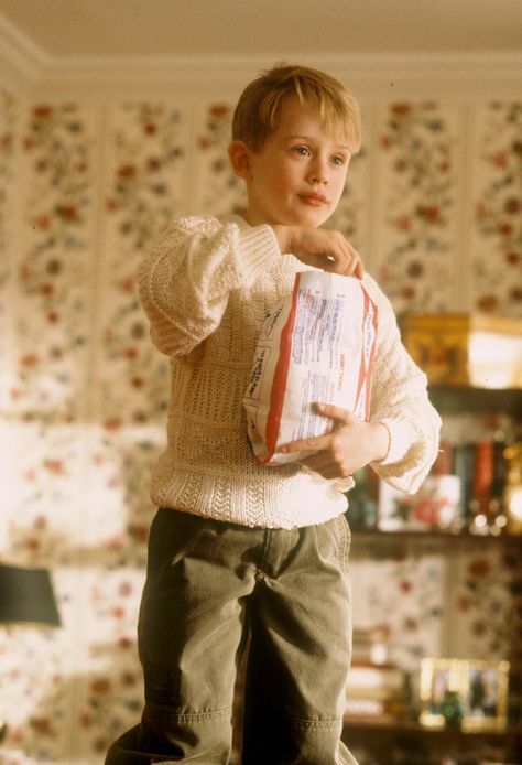 Home Alone (1990) Christmas Set Design, Scary Ghost Stories, Home Alone 1990, Home Alone Christmas, Home Alone Movie, Kevin Mccallister, John Candy, Macaulay Culkin, I Love Cinema