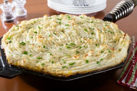 Slow Simmered Beef Cottage Pie Beef Cottage Pie, Iron Skillet Recipes, Cast Iron Skillet Recipes, Ground Lamb, Cottage Pie, Stew Meat, Shepherd's Pie, Beef Chuck, Creamy Mashed Potatoes