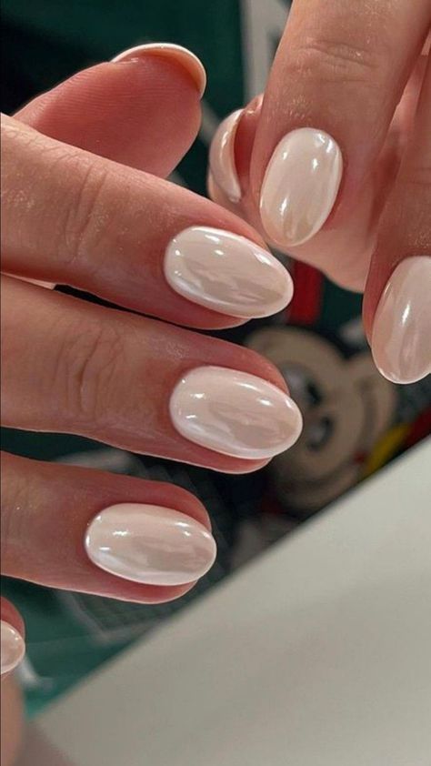 White Chrome Pedicure, Short Oval Nails, Oval Nails Designs, White Chrome Nails, Pink Chrome Nails, Nagellack Trends, Milky Nails, Chrome Nails Designs, Short Gel Nails