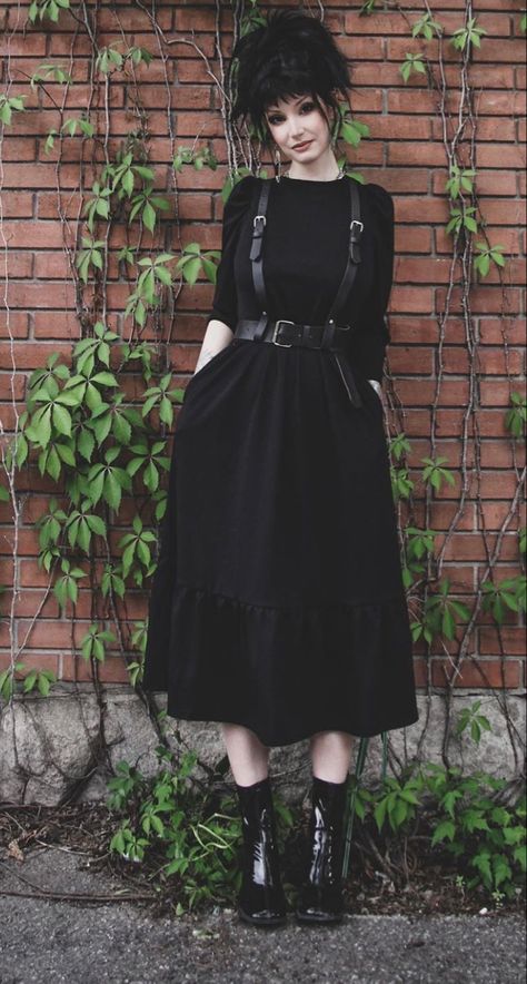 Garden Goth Fashion, Vintage Gothic Fashion, 2023 Goth Fashion, Comfy Gothic Outfits, Middle Aged Goth, Goth Business Professional, Cottage Goth Aesthetic Outfits, Minimalist Goth Aesthetic, Gothic Spring Outfit