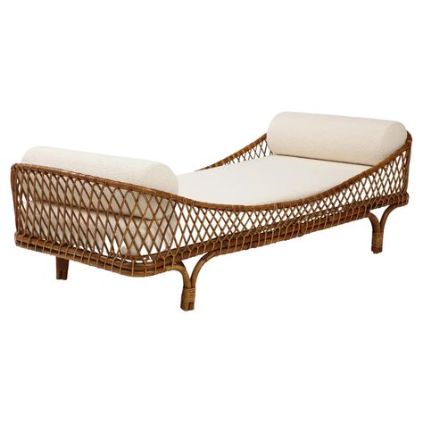 For Sale on 1stDibs - Rare Vittorio Bonacina daybed intricately woven with bamboo and rattan, new custom mattress and bolster pillows upholstered with ivory bouclé, Italy, 1960s. Custom Mattress, Rattan Daybed, Italian Furniture Brands, Bolster Pillows, Woven Furniture, Sofa Cama, Modern Bench, Gio Ponti, Bolster Pillow