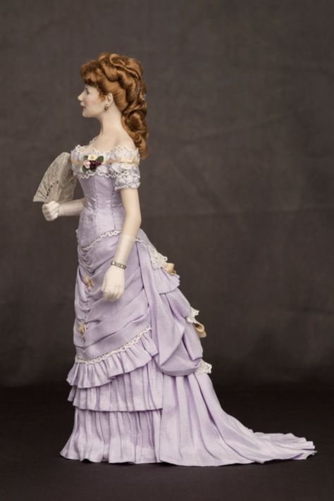 Lena: lady in a 1870s ball gown made out of lavender taffeta silk and adorned with drapes, lace and ribbons. The doll has a hand fan from the period made in collaboration with Cristina Noriega. Price of the doll: 1450 € November 2020. 1890s Ball Gown, 1870 Dress, Victorian Ballgown, 1880s Dress, 1870s Dress, Chicken Clothes, Victorian Era Dresses, 1870s Fashion, Victorian Hairstyles