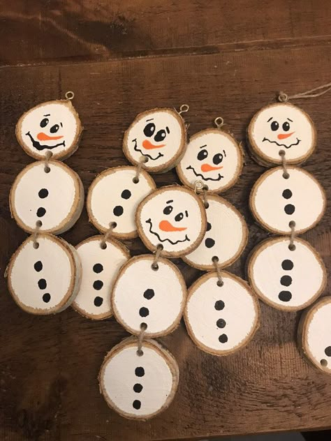 Snowman Out Of Wood Slices, Wood Circle Snowman, Craft With Wood Slices, Wood Shapes Crafts Projects, Christmas Slices, Birch Crafts, Wood Slice Snowman, Brownies Christmas, Birch Craft