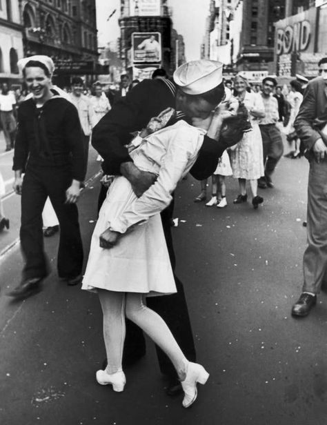 The 50 Most Powerful Pictures In American History Masters Graduation Pictures, Jesse Owens, Powerful Pictures, Elliott Erwitt, Alfred Eisenstaedt, Diane Arbus, Robert Doisneau, Famous Photos, Henri Cartier Bresson