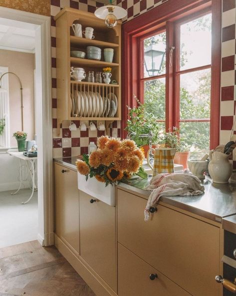 Matilda Goad, Paris Kitchen, Cool Dorm Rooms, London Kitchen, Cottage Interior, Cottage Interiors, Kitchen Inspiration Design, Cottage Kitchen, Eclectic Home