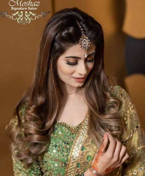 Hairstyles For Weddings Pakistani, Mehndi Hairstyles Pakistani For Girls, Sangeet Hairstyles For Bride Open Hair, Side Partition Hairstyles Indian Wedding, Open Hair Hairstyle For Saree Look, Pakistani Wedding Hairstyles For Sisters, Hairstyle For Sangeet, Open Hairstyles For Party, Hair Styles For Engagement Brides