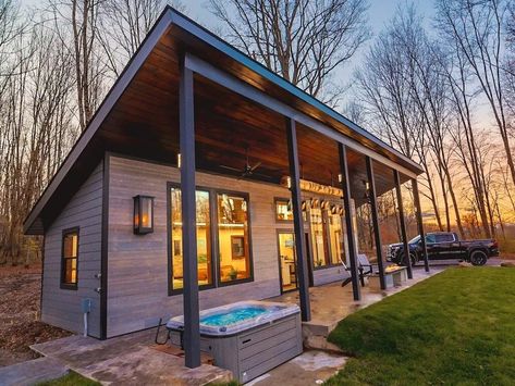 Amazing 456 sqft Tiny House Design - Living in A Tiny Pre Manufactured Homes, Slanted Roof, Cozy Log Cabin, Building A Tiny House, Tiny Cabins, Modern Tiny House, Tiny House Movement, Updating House, Tiny House On Wheels