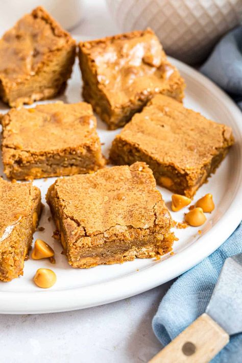 The Best Chewy Blondies Recipe Brown Sugar Blondies, Chewy Blondies Recipe, Best Blondies, White Chocolate Blondies Recipe, Chocolate Blondies Recipe, Chewy Blondies, Best Blondies Recipe, Blondies Recipe Easy, Butterscotch Blondies