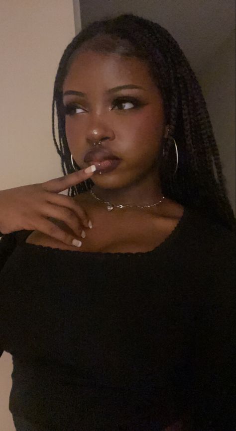 Lip Peircings Middle, Forehead Piercing, Vertical Labret Piercing Black Women, Snake Bite Piercing Lips, Central Labret Piercing, Vertical Labret Piercing Aesthetic, Snake Bites Lip Piercing, Snakebite Piercing, Lip Piercings