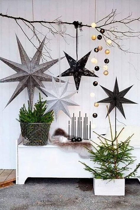 Modern Jul, Natal Natural, Minimalist Christmas Decor, Hygge Christmas, Scandinavian Christmas Decorations, Modern Christmas Decor, Black Christmas Trees, White Christmas Decor, Nordic Christmas