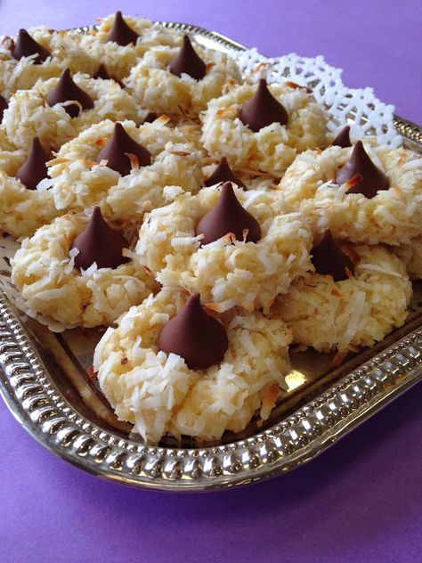 Cookie ~ The Macaroon Kiss -- Chocolate Kissed e Macaroons de coco. Kiss Cookie Recipe, Coconut Macaroon, Kiss Cookies, Hershey Kiss, Christmas Foods, Macaroon Recipes, Coconut Cookies, Kisses Chocolate, Coconut Macaroons