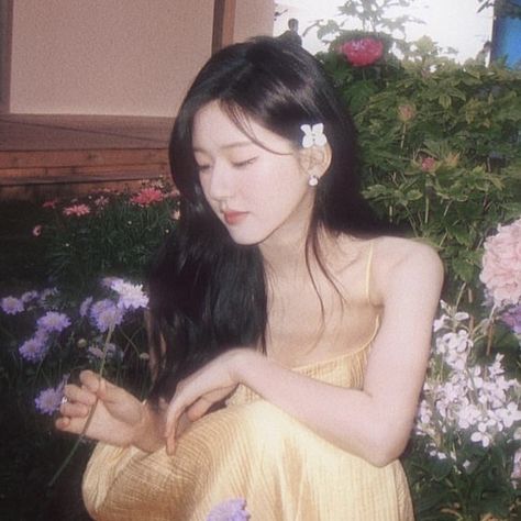 Classy Prom Dresses, 사진 촬영 포즈, Self Portrait Poses, Hidden Love, Instagram Photo Inspiration, Oui Oui, Portrait Poses, Chinese Actress, Fairy Core