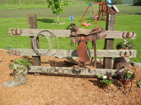 Cute idea for someplace in the yard. Rustic Front Yard Landscaping Ideas Wagon Wheels, Landscaping In The Country, Fence Landscaping Ideas, Recycled Garden Projects, Landscape Timber Crafts, Country Garden Decor, Hitching Post, Recycled Garden, Garden Yard Ideas