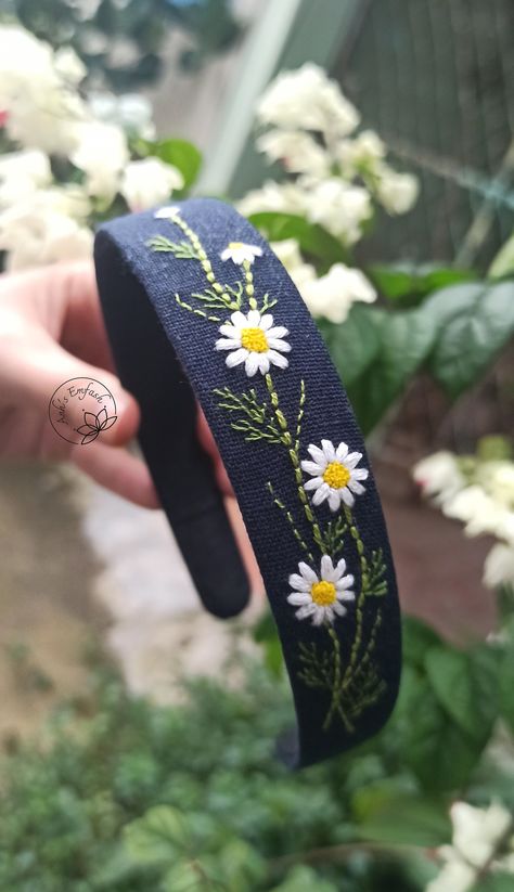 Set hand embroidered Hair clip and headband Embroidered | Etsy Portugal Headband Ideas, Embroidered Hair Bows, Crochet Hair Clips, Fashionable Accessories, Floral Hair Clip, Handmade Hair Clip, Crochet Gift, Handmade Embroidery Designs, Embroidery Stitches Tutorial