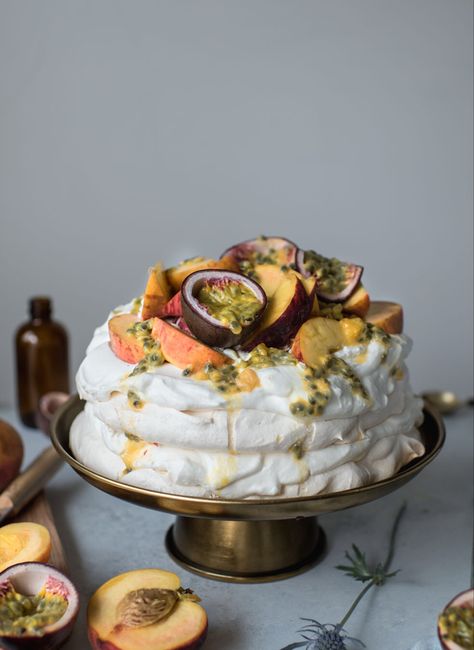 Passionfruit Pavlova, Passion Fruit Pavlova, Pavlova Toppings, Fruit Pavlova, Pudding Ideas, Meringue Recipes, Pavlova Dessert, Pavlova Cake, Meringue Cake