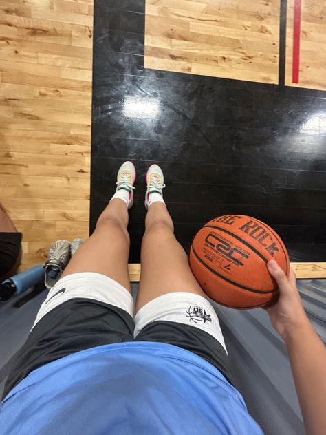 Bball Aesthetics, Basketball Training Aesthetic, Female Basketball Aesthetic, Girls Basketball Aesthetic, Basketball Aesthetic Girl, Basketball Ground, Highschool Basketball, Basketball Aesthetic, Basketball Coaching