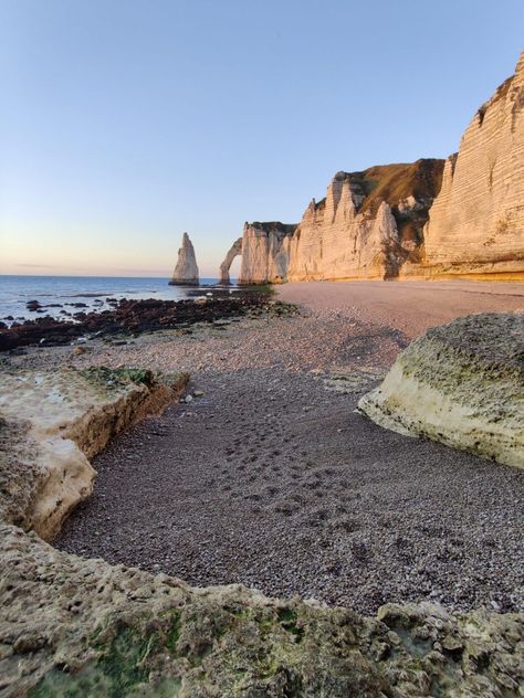 One Day In Etretat France: White Cliffs, Pebbled Beach And Sunset Paradise - Together In Transit Beach In France, Paris Background, Etretat France, France Winter, France Nature, Thailand Activities, Koh Samui Beach, White Cliffs, Plan Paris